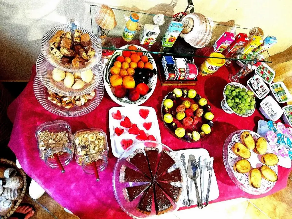 Colazione a buffet con pasticciotti, frutta, biscotti, cereali, yogurt e succhi