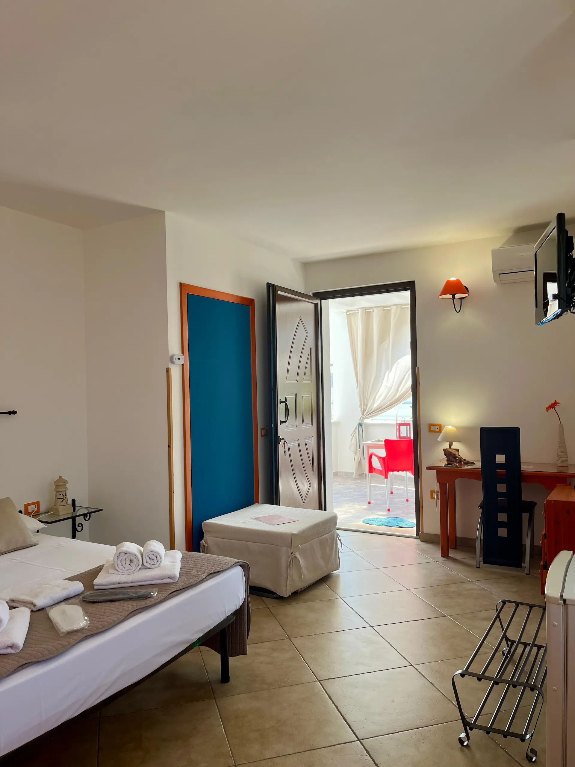 Panoramica Stanza Corallo, con arredi arancioni, letto matrimoniale e veranda - B&B Mareincantato, Salento