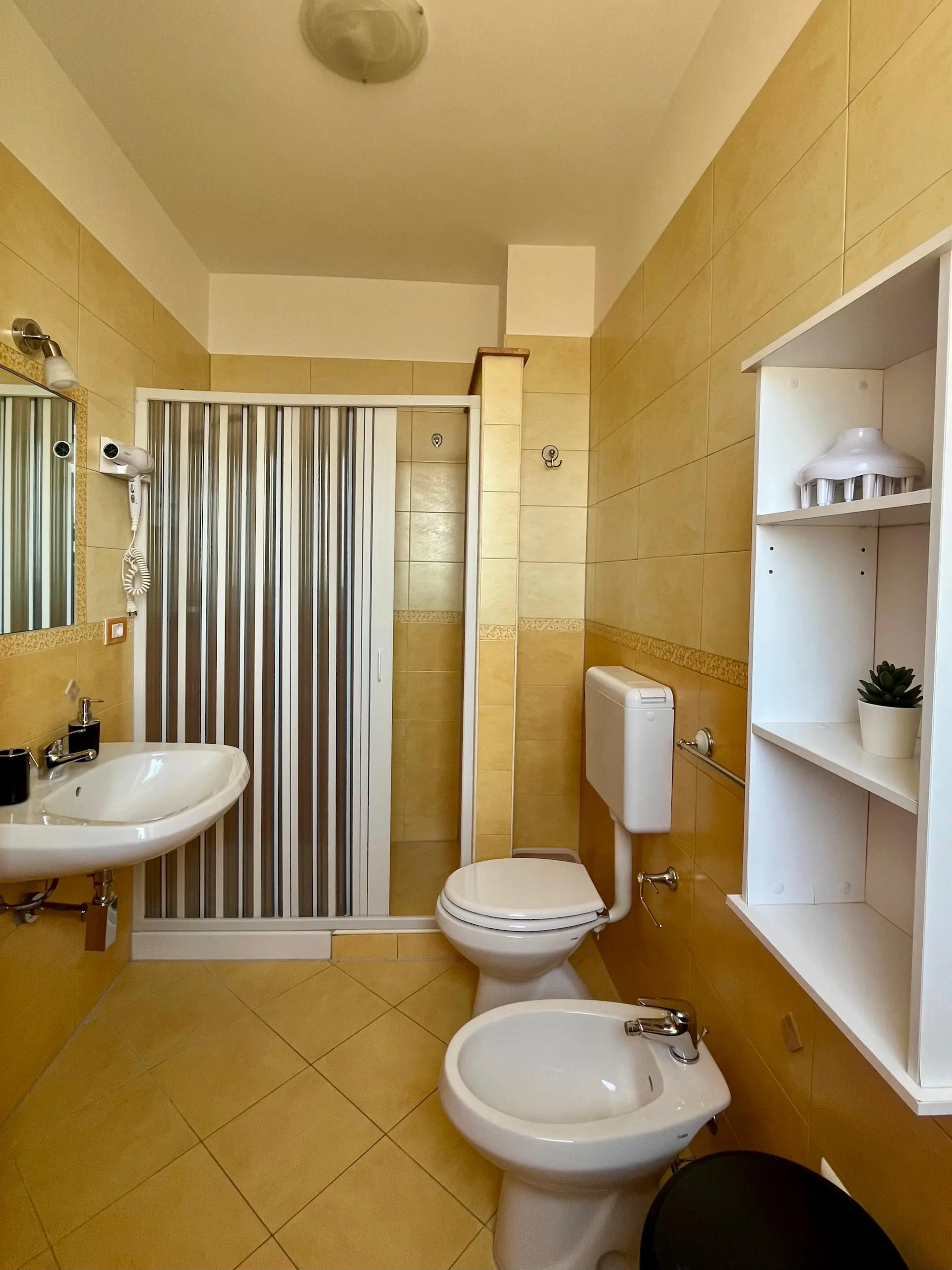 Bagno privato moderno con box doccia e piastrelle gialle